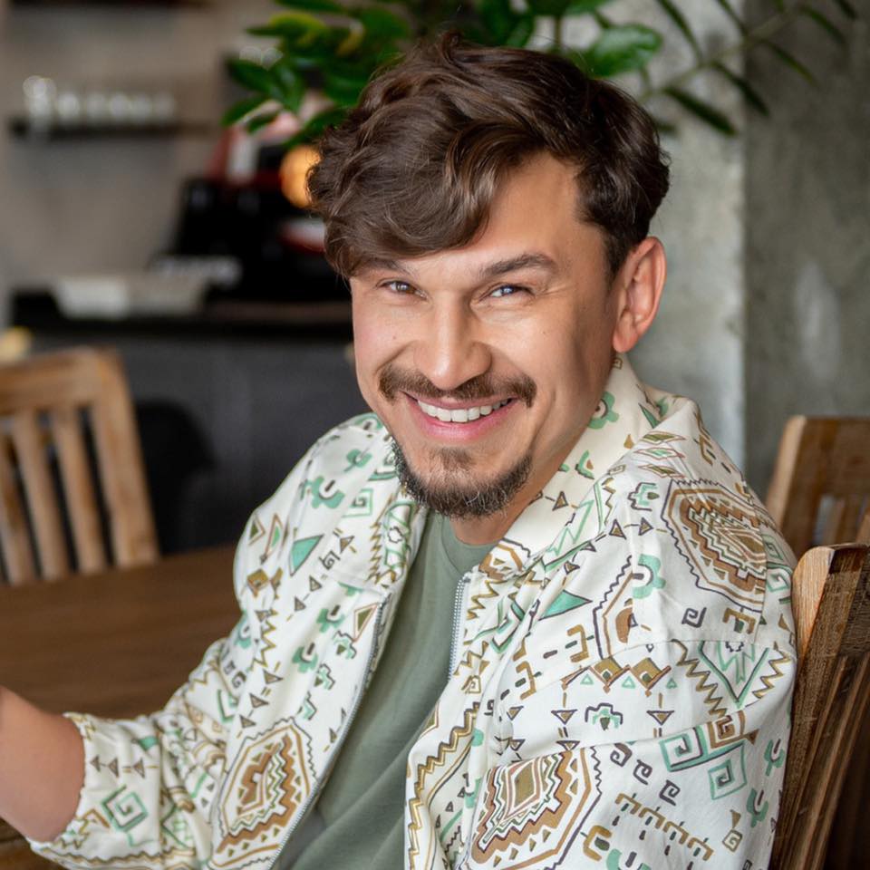Олег Вирачев улыбается